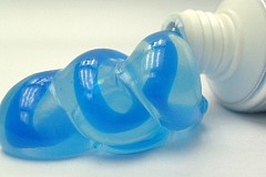 12 façons insolites d’utiliser le dentifrice au quotidien !