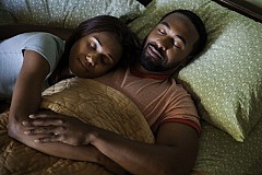 8 positions du sommeil en couple : réflexion sur l’entente amoureuse.