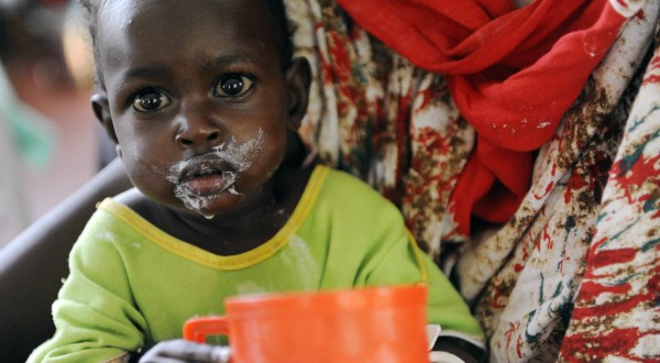 Pourquoi Un Bebe En Met Partout Quand Il Mange Lebabi Net