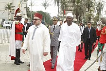 Maroc: au Sahara, le roi accomplit la prière avec un ministre ivoirien