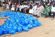 La ministre Anne Ouloto offre des vivres à des réfugiés ivoiriens rentrés du Togo