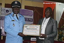Le directeur de l'Ecole nationale de police reçoit le prix du meilleur agent de police