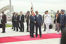 Arrivée de François Hollande à Abidjan pour une visite de 24h
