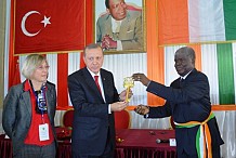 En visite à Abidjan, le président turc reçoit les clés de la ville