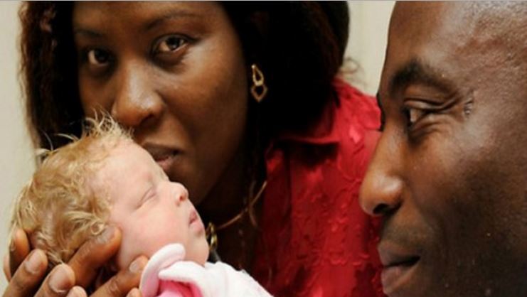 Un Couple De Nigerians Donne Naissance A Un Bebe Blanc Blond Aux Yeux Bleus Lebabi Net