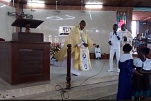 Côte d'Ivoire : la danse endiablée d'un prêtre en pleine messe