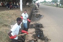 Salubrité: Un groupe de jeunes s’engage à nettoyer les rues de Tiassalé
