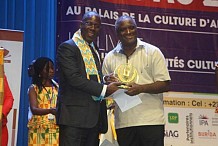 Salon du livre d’Abidjan 2018 : Serge Bilé remporte le grand prix national Bernard Dadié