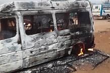 Manifestations de l’opposition à Yopougon : Des ‘’gbaka’’ incendiés ce matin à la gare ‘’Lièvre Rouge’’ de la Cité Verte