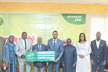 La LONACI remet un chèque de plus de 43 millions FCFA à un gagnant du Super Quinté