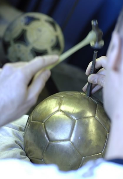 Secrets de fabrication du trophée - Le ballon d'or a 60 ans